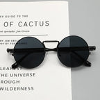 Adote o visual ousado com estes óculos de sol retro estilo punk: armação metálica redonda colorida, lentes acrílicas com proteção UV400 — perfeito para mulheres que querem estilo e proteção ao ar livre