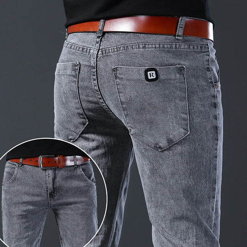 Calça Jeans Masculina Calça jeans masculina com corte slim que combina o estilo coreano contemporâneo com conforto duradouro. O tecido de qualidade oferece flexibilidade para movimentação natural, enquanto o design ajustado valoriza a silhueta. Perfeita para looks casuais modernos, desde passeios até encontros sociais. Versátil e fácil de combinar com camisetas, camisas ou tênis, esta peça é essencial no guarda-roupa de qualquer homem que aprecia moda atual com praticidade. Calça Jeans Estilo Coreano Slim C