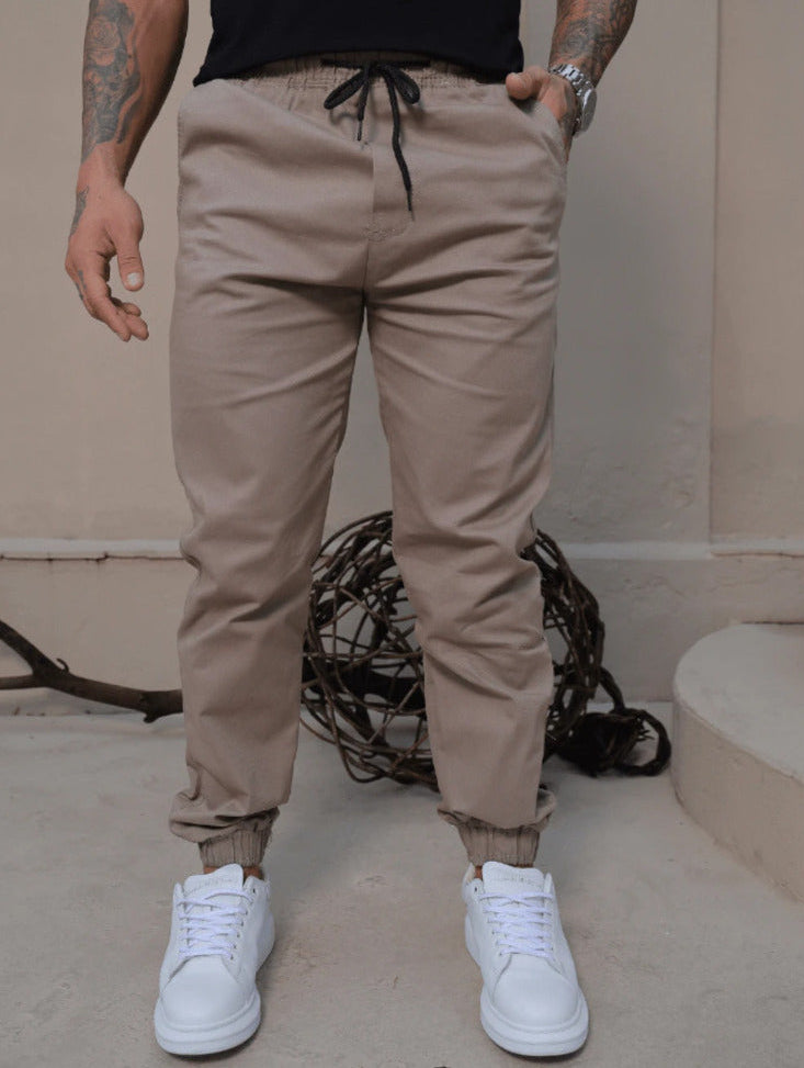 Calça Jogger Masculina, jeans sarja, confortável, estilosa, streetwear, look casual, cintura com cordão, bolso funcional, alta elasticidade, disponível em preta, caqui, gelo, jeans, pronta entrega, nota fiscal