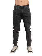 Calça jeans masculina skinny azul médio com elastano, bolsos funcionais, fechamento em zíper e botão, modelagem confortável e ajuste perfeito para looks casuais e elegantes do dia a dia.