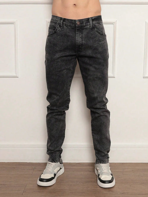 Calça jeans masculina skinny azul médio com elastano, bolsos funcionais, fechamento em zíper e botão, modelagem confortável e ajuste perfeito para looks casuais e elegantes do dia a dia.
