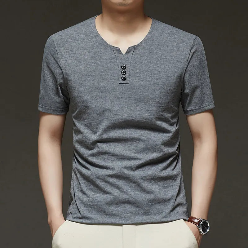 Camiseta masculina casual V-Neck respirável em poliéster, estilo moderno com três botões perfeito para verão e uso diário, confortável e versátil para looks casuais, camiseta masculina casual com gola em V e design elegante, t-shirt masculina leve e fresca ideal para dias quentes, camiseta masculina versátil para passeio e dia a dia, camiseta V-Neck masculina em poliéster confortável e prática
