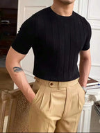 Camiseta masculina gola careca slim fit confortável e versátil. Ideal para looks casuais modernos com caimento perfeito e estilo minimalista.