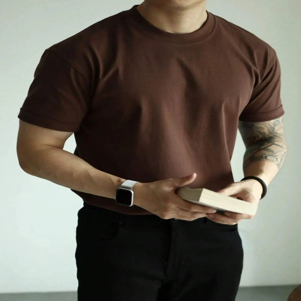 Camiseta masculina lisa 100% algodão premium, manga curta, gola redonda e caimento confortável. Ideal para looks casuais, trabalho, academia e dia a dia com muito estilo.