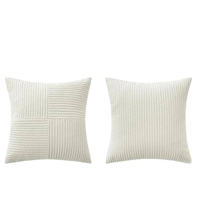 Capa de Almofada Decorativa Listrada combina design clássico com funcionalidade, ideal para renovar ambientes com sofisticação. Seu padrão listrado oferece versatilidade para diversos estilos de decoração, enquanto o tecido de qualidade garante durabilidade e conforto. Fácil de colocar e remover, é perfeita para quem busca praticidade sem abrir mão da elegância.