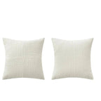 Capa de Almofada Decorativa Listrada combina design clássico com funcionalidade, ideal para renovar ambientes com sofisticação. Seu padrão listrado oferece versatilidade para diversos estilos de decoração, enquanto o tecido de qualidade garante durabilidade e conforto. Fácil de colocar e remover, é perfeita para quem busca praticidade sem abrir mão da elegância.