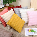 Capa de Almofada Plush oferece uma textura macia e aconchegante, ideal para elevar o conforto e a sofisticação da sua decoração. Fabricada com material de alta qualidade, proporciona durabilidade e fácil manutenção, garantindo que sua almofada mantenha a aparência impecável por mais tempo. Perfeita para ambientes que buscam um toque de elegância e conforto.