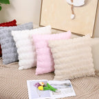 Capa de Almofada Plush oferece uma textura macia e aconchegante, ideal para elevar o conforto e a sofisticação da sua decoração. Fabricada com material de alta qualidade, proporciona durabilidade e fácil manutenção, garantindo que sua almofada mantenha a aparência impecável por mais tempo. Perfeita para ambientes que buscam um toque de elegância e conforto.