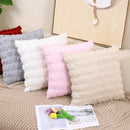 Capa de Almofada Plush oferece uma textura macia e aconchegante, ideal para elevar o conforto e a sofisticação da sua decoração. Fabricada com material de alta qualidade, proporciona durabilidade e fácil manutenção, garantindo que sua almofada mantenha a aparência impecável por mais tempo. Perfeita para ambientes que buscam um toque de elegância e conforto.