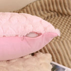 Capa de Almofada Plush oferece uma textura macia e aconchegante, ideal para elevar o conforto e a sofisticação da sua decoração. Fabricada com material de alta qualidade, proporciona durabilidade e fácil manutenção, garantindo que sua almofada mantenha a aparência impecável por mais tempo. Perfeita para ambientes que buscam um toque de elegância e conforto.