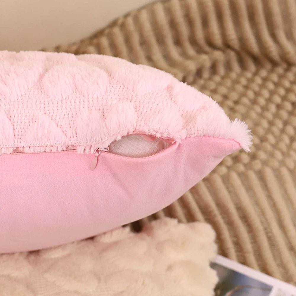 Capa de Almofada Plush oferece uma textura macia e aconchegante, ideal para elevar o conforto e a sofisticação da sua decoração. Fabricada com material de alta qualidade, proporciona durabilidade e fácil manutenção, garantindo que sua almofada mantenha a aparência impecável por mais tempo. Perfeita para ambientes que buscam um toque de elegância e conforto.