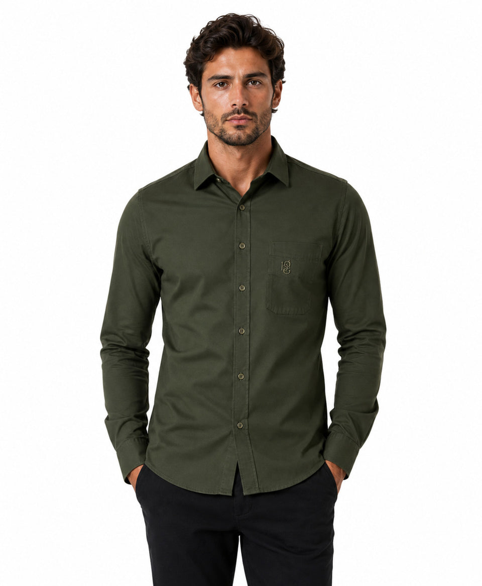 Compre Camisa Social Masculina Verde Militar Slim Fit Premium. Tecido confortável, acabamento de alta qualidade, caimento moderno e elegância para qualquer ocasião.