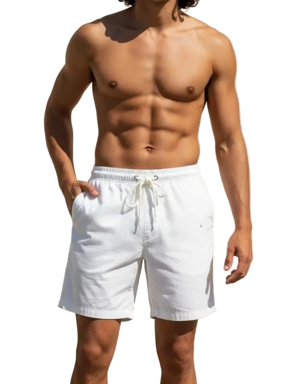 Compre a Bermuda Masculina Branca Casual Premium. Tecido leve, cós elástico com cordão ajustável, bolsos laterais e caimento moderno. Ideal para verão, passeios, praia e dia a dia. Entrega rápida.