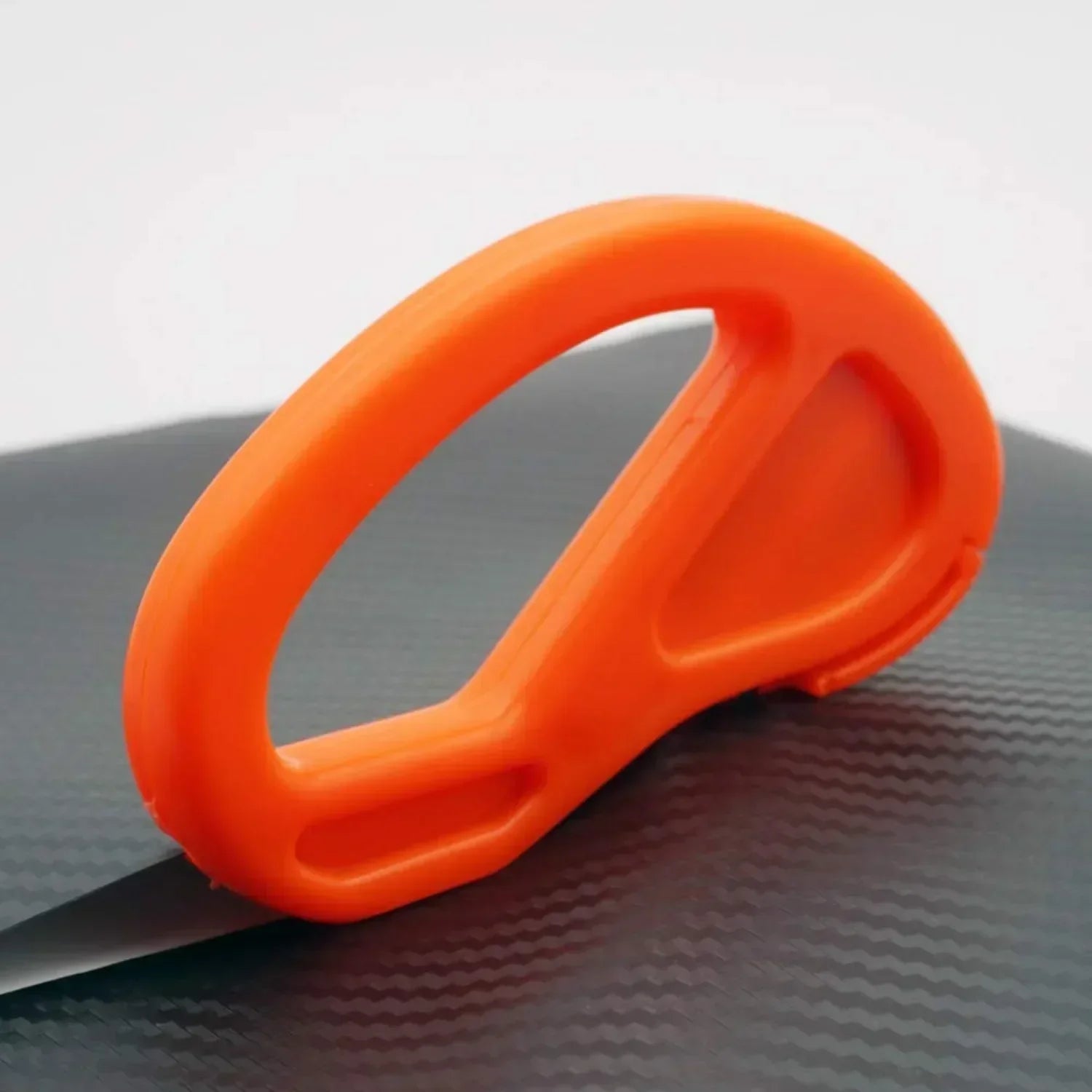 Cortador de Papel Prático, oferece precisão e facilidade no corte de diversos tipos de papel. Seu design ergonômico garante conforto durante o uso, enquanto a lâmina afiada proporciona cortes limpos e uniformes. Ideal para escritórios, escolas e trabalhos manuais, este cortador aumenta a eficiência e a qualidade do seu trabalho.