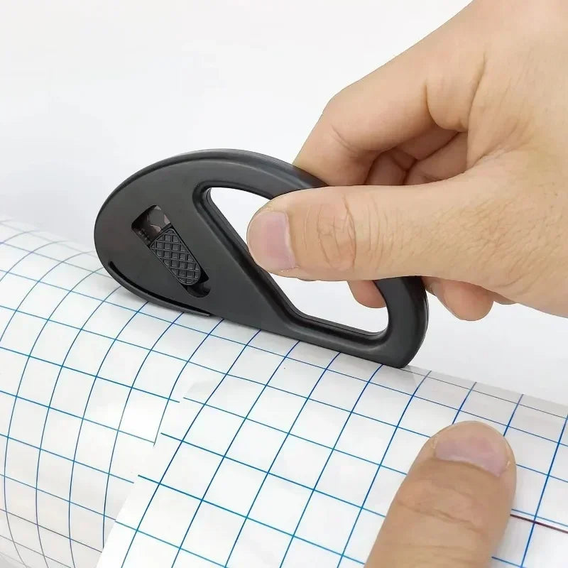 Cortador de Papel Prático, oferece precisão e facilidade no corte de diversos tipos de papel. Seu design ergonômico garante conforto durante o uso, enquanto a lâmina afiada proporciona cortes limpos e uniformes. Ideal para escritórios, escolas e trabalhos manuais, este cortador aumenta a eficiência e a qualidade do seu trabalho.