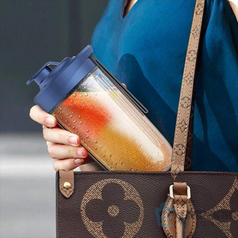 Liquidificador elétrico portátil, oferece praticidade e eficiência para preparar suas bebidas favoritas em qualquer lugar. Compacto e leve, é ideal para uso diário, facilitando a mistura rápida de frutas, vegetais e suplementos. Seu motor potente garante um desempenho consistente, enquanto o design portátil permite transporte fácil para o trabalho, academia ou viagens. Perfeito para quem busca uma solução versátil e funcional para uma alimentação saudável e prática.