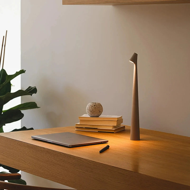 Luminária de Mesa Portátil LED Recarregável via USB – Compacta e Elegante para Decoração ou Leitura. Perfeita para Mesas, Quartos ou Escritórios.