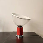 Luminária de mesa estilo radar nórdico-italiano com base em vidro e ferro, acabamento cromado polido. Design Art Deco, compatível com lâmpadas E27 (não inclusas), controle por botão embutido, ideal para ambientes de 10 a 15 m². Certificações UL, SAA, RoHS, FCC, CQC, CE, CCC.