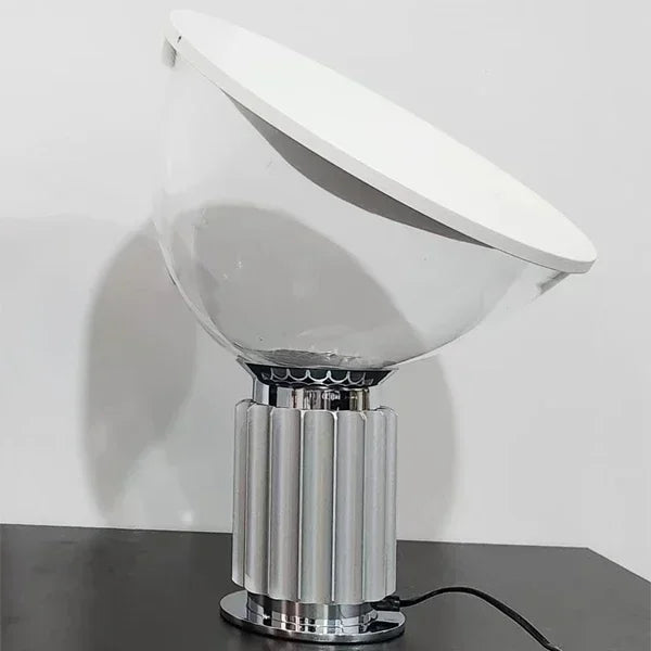 Luminária de mesa estilo radar nórdico-italiano com base em vidro e ferro, acabamento cromado polido. Design Art Deco, compatível com lâmpadas E27 (não inclusas), controle por botão embutido, ideal para ambientes de 10 a 15 m². Certificações UL, SAA, RoHS, FCC, CQC, CE, CCC.