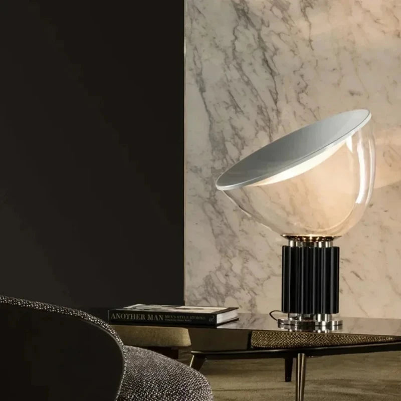 Luminária de mesa estilo radar nórdico-italiano com base em vidro e ferro, acabamento cromado polido. Design Art Deco, compatível com lâmpadas E27 (não inclusas), controle por botão embutido, ideal para ambientes de 10 a 15 m². Certificações UL, SAA, RoHS, FCC, CQC, CE, CCC.