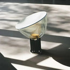 Luminária de mesa estilo radar nórdico-italiano com base em vidro e ferro, acabamento cromado polido. Design Art Deco, compatível com lâmpadas E27 (não inclusas), controle por botão embutido, ideal para ambientes de 10 a 15 m². Certificações UL, SAA, RoHS, FCC, CQC, CE, CCC.