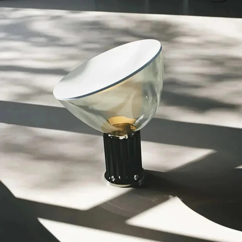 Luminária de mesa estilo radar nórdico-italiano com base em vidro e ferro, acabamento cromado polido. Design Art Deco, compatível com lâmpadas E27 (não inclusas), controle por botão embutido, ideal para ambientes de 10 a 15 m². Certificações UL, SAA, RoHS, FCC, CQC, CE, CCC.