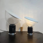 Luminária de mesa estilo radar nórdico-italiano com base em vidro e ferro, acabamento cromado polido. Design Art Deco, compatível com lâmpadas E27 (não inclusas), controle por botão embutido, ideal para ambientes de 10 a 15 m². Certificações UL, SAA, RoHS, FCC, CQC, CE, CCC.