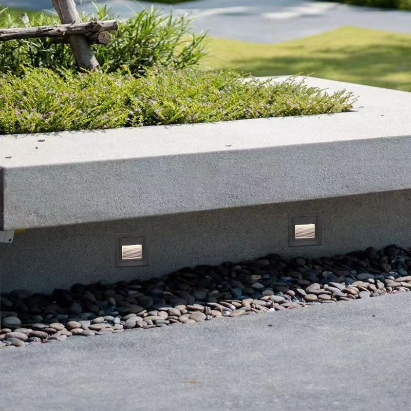 Luz LED embutida IP65 instalada em escada externa iluminada à noite