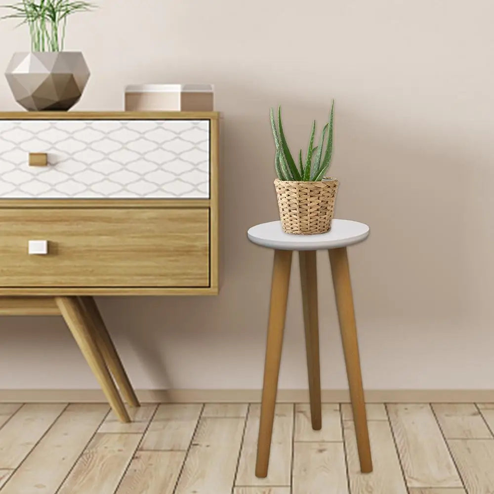 Mesa Redonda Canto Pé Palito, combina design clássico com funcionalidade, ideal para otimizar espaços em ambientes compactos. Seu formato arredondado facilita a circulação, enquanto os pés palito conferem leveza visual e estabilidade. Perfeita para áreas de canto, oferece praticidade sem abrir mão da elegância, tornando-se uma escolha inteligente para quem busca estilo e eficiência em móveis.