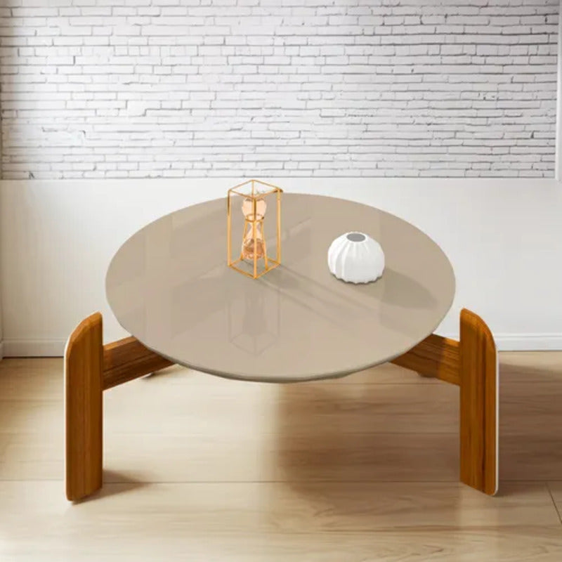 Mesa de Centro Redonda com Pés em Madeira Maciça é a escolha ideal para quem busca durabilidade e estilo em um único móvel. Seu design arredondado proporciona fluidez ao ambiente, enquanto os pés robustos garantem estabilidade e resistência. Perfeita como mesinha de apoio, ela combina funcionalidade e elegância, valorizando sua sala com um toque natural e sofisticado.