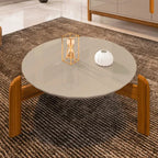 Mesa de Centro Redonda com Pés em Madeira Maciça é a escolha ideal para quem busca durabilidade e estilo em um único móvel. Seu design arredondado proporciona fluidez ao ambiente, enquanto os pés robustos garantem estabilidade e resistência. Perfeita como mesinha de apoio, ela combina funcionalidade e elegância, valorizando sua sala com um toque natural e sofisticado.