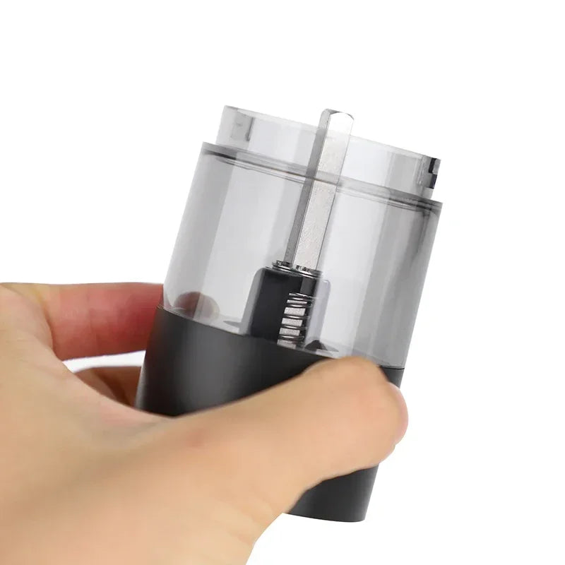 Moedor elétrico recarregável via USB para sal e pimenta. Moagem automática com ajuste de aspereza, luz LED e design moderno. Ideal para uso doméstico e profissional