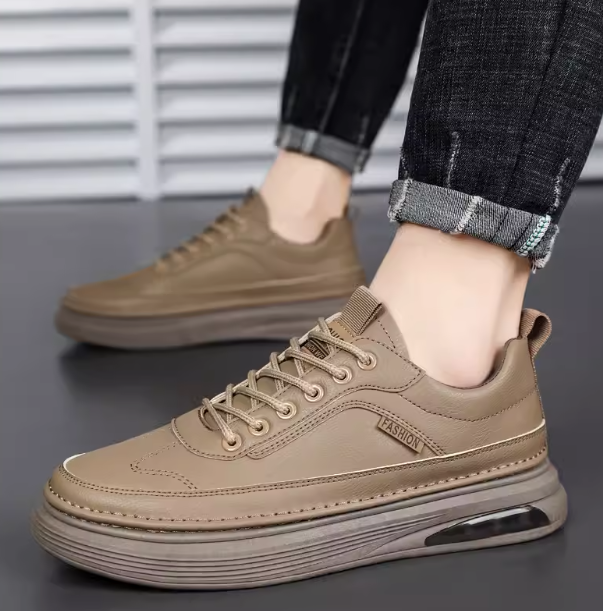 Tênis Logan masculino em couro PU, impermeável e com solado de borracha antiderrapante. Conforto e estilo para o dia a dia. Confira agora!