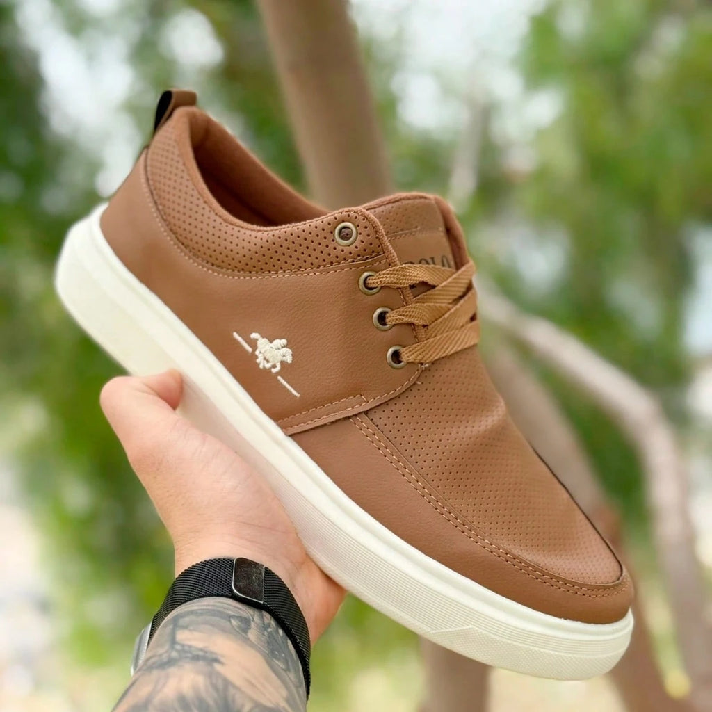 Tênis Masculino Casual em Couro Sintético Polo é a escolha ideal para quem busca conforto, durabilidade e estilo no dia a dia. Com solado de borracha blaqueado, oferece resistência ao desgaste, enquanto a palmilha em EVA proporciona bem-estar em cada passo. Seu design casual e elegante combina perfeitamente com o ambiente de escritório ou ocasiões especiais como Dia do Professor e Dia Internacional dos Trabalhadores. Disponível na cor preta, este sapatênis une o melhor do sapato social e do tênis esportivo,