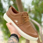 Tênis Masculino Casual em Couro Sintético Polo é a escolha ideal para quem busca conforto, durabilidade e estilo no dia a dia. Com solado de borracha blaqueado, oferece resistência ao desgaste, enquanto a palmilha em EVA proporciona bem-estar em cada passo. Seu design casual e elegante combina perfeitamente com o ambiente de escritório ou ocasiões especiais como Dia do Professor e Dia Internacional dos Trabalhadores. Disponível na cor preta, este sapatênis une o melhor do sapato social e do tênis esportivo,