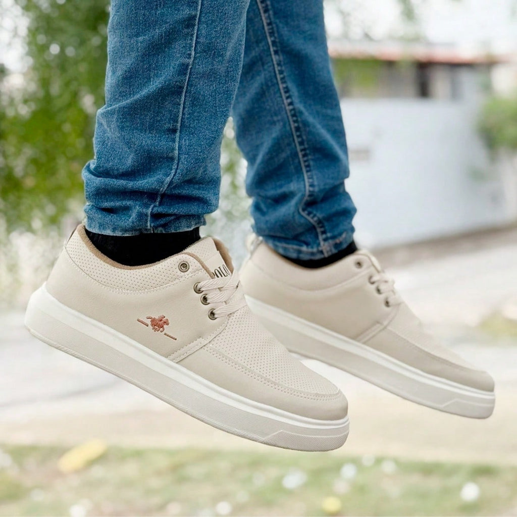 Tênis Masculino Casual em Couro Sintético Polo é a escolha ideal para quem busca conforto, durabilidade e estilo no dia a dia. Com solado de borracha blaqueado, oferece resistência ao desgaste, enquanto a palmilha em EVA proporciona bem-estar em cada passo. Seu design casual e elegante combina perfeitamente com o ambiente de escritório ou ocasiões especiais como Dia do Professor e Dia Internacional dos Trabalhadores. Disponível na cor preta, este sapatênis une o melhor do sapato social e do tênis esportivo,