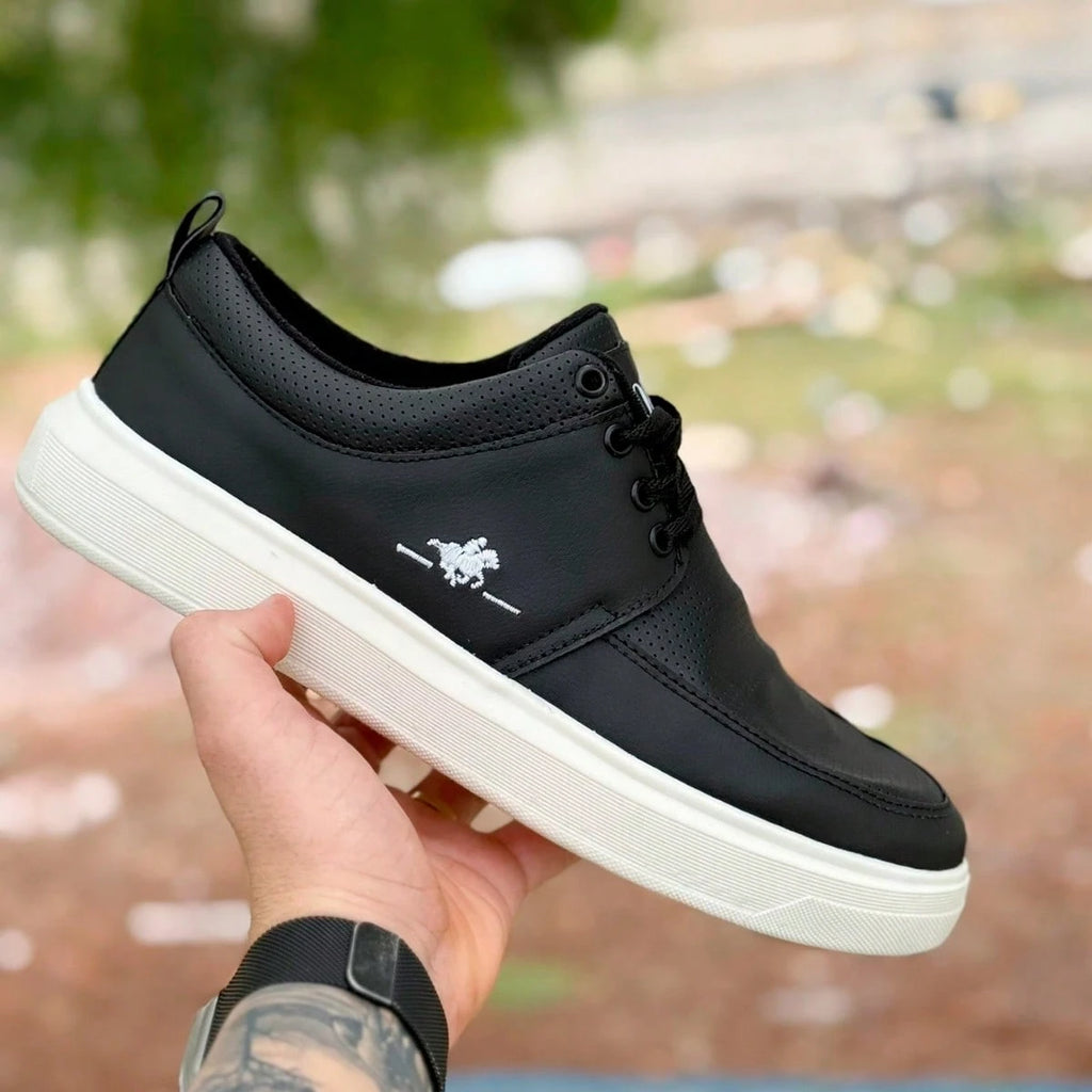 Tênis Masculino Casual em Couro Sintético Polo é a escolha ideal para quem busca conforto, durabilidade e estilo no dia a dia. Com solado de borracha blaqueado, oferece resistência ao desgaste, enquanto a palmilha em EVA proporciona bem-estar em cada passo. Seu design casual e elegante combina perfeitamente com o ambiente de escritório ou ocasiões especiais como Dia do Professor e Dia Internacional dos Trabalhadores. Disponível na cor preta, este sapatênis une o melhor do sapato social e do tênis esportivo,