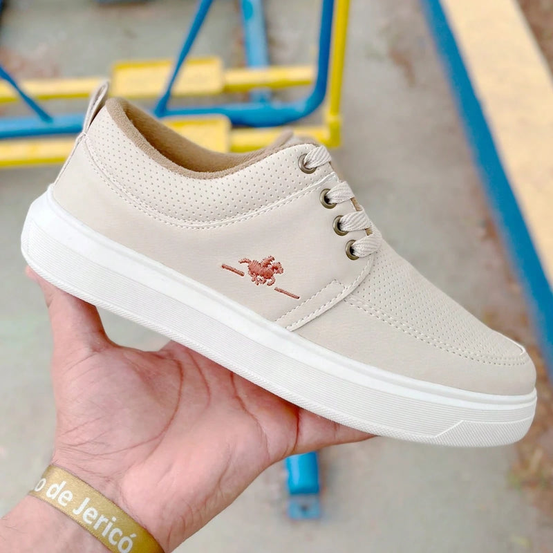 Tênis Masculino Casual em Couro Sintético Polo é a escolha ideal para quem busca conforto, durabilidade e estilo no dia a dia. Com solado de borracha blaqueado, oferece resistência ao desgaste, enquanto a palmilha em EVA proporciona bem-estar em cada passo. Seu design casual e elegante combina perfeitamente com o ambiente de escritório ou ocasiões especiais como Dia do Professor e Dia Internacional dos Trabalhadores. Disponível na cor preta, este sapatênis une o melhor do sapato social e do tênis esportivo,