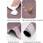 Tapete Oval Absorvente de Banheiro, oferece secagem rápida e superfície antiderrapante, garantindo segurança e conforto ao sair do banho. Seu formato oval se adapta facilmente a diversos espaços, enquanto o material de alta absorção mantém o ambiente seco, prevenindo acidentes. Ideal para quem busca praticidade e eficiência na rotina diária.