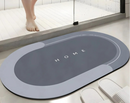 Tapete Oval Absorvente de Banheiro, oferece secagem rápida e superfície antiderrapante, garantindo segurança e conforto ao sair do banho. Seu formato oval se adapta facilmente a diversos espaços, enquanto o material de alta absorção mantém o ambiente seco, prevenindo acidentes. Ideal para quem busca praticidade e eficiência na rotina diária.