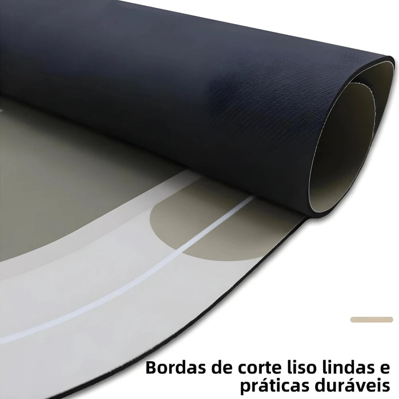 Tapete Oval Absorvente de Banheiro, oferece secagem rápida e superfície antiderrapante, garantindo segurança e conforto ao sair do banho. Seu formato oval se adapta facilmente a diversos espaços, enquanto o material de alta absorção mantém o ambiente seco, prevenindo acidentes. Ideal para quem busca praticidade e eficiência na rotina diária.