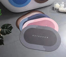 Tapete Oval Absorvente de Banheiro, oferece secagem rápida e superfície antiderrapante, garantindo segurança e conforto ao sair do banho. Seu formato oval se adapta facilmente a diversos espaços, enquanto o material de alta absorção mantém o ambiente seco, prevenindo acidentes. Ideal para quem busca praticidade e eficiência na rotina diária.
