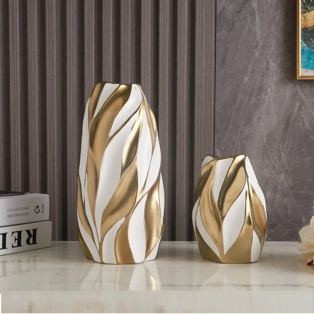 Vaso decorativo de cerâmica Elegance, combina design sofisticado com acabamento refinado, ideal para valorizar qualquer ambiente. Sua estrutura resistente e textura suave proporcionam durabilidade e um toque de requinte, tornando-o perfeito para exibir flores ou como peça decorativa independente. Um item versátil que eleva a estética do seu espaço com elegância e qualidade.
