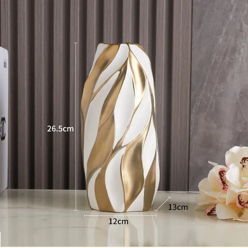 Vaso decorativo de cerâmica Elegance, combina design sofisticado com acabamento refinado, ideal para valorizar qualquer ambiente. Sua estrutura resistente e textura suave proporcionam durabilidade e um toque de requinte, tornando-o perfeito para exibir flores ou como peça decorativa independente. Um item versátil que eleva a estética do seu espaço com elegância e qualidade.
