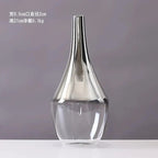 Vaso Decorativo Moderno em vidro, é ideal para valorizar suas plantas com elegância e simplicidade. Seu design contemporâneo realça qualquer ambiente, proporcionando um toque sofisticado e clean. Além de destacar a beleza natural das plantas, o vidro transparente facilita a visualização das raízes e do substrato, auxiliando no cuidado e manutenção. Perfeito para quem busca aliar funcionalidade e estilo na decoração.