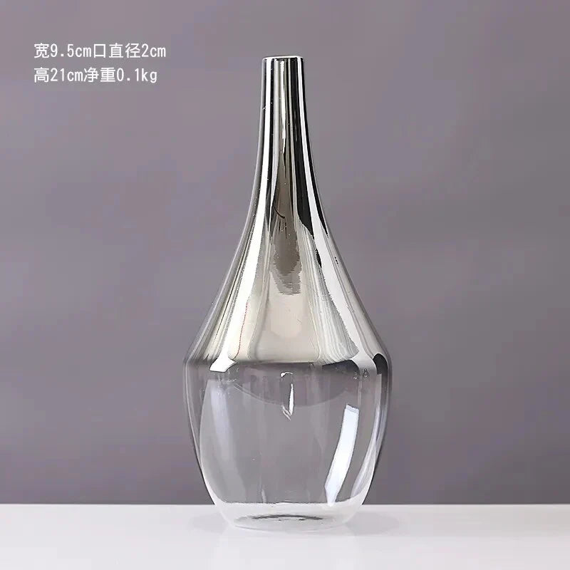 Vaso Decorativo Moderno em vidro, é ideal para valorizar suas plantas com elegância e simplicidade. Seu design contemporâneo realça qualquer ambiente, proporcionando um toque sofisticado e clean. Além de destacar a beleza natural das plantas, o vidro transparente facilita a visualização das raízes e do substrato, auxiliando no cuidado e manutenção. Perfeito para quem busca aliar funcionalidade e estilo na decoração.