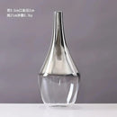 Vaso Decorativo Moderno em vidro, é ideal para valorizar suas plantas com elegância e simplicidade. Seu design contemporâneo realça qualquer ambiente, proporcionando um toque sofisticado e clean. Além de destacar a beleza natural das plantas, o vidro transparente facilita a visualização das raízes e do substrato, auxiliando no cuidado e manutenção. Perfeito para quem busca aliar funcionalidade e estilo na decoração.