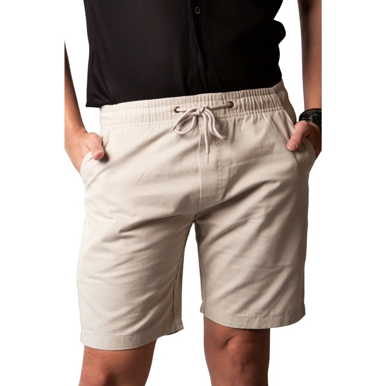 bermuda masculina, short masculino, bermuda sarja masculina, bermuda bege masculina, bermuda casual masculina, bermuda confortável masculina, bermuda com elástico, bermuda com cordão, short sarja masculino, bermuda verão masculina, moda masculina, roupa masculina, bermuda premium masculina, bermuda passeio masculina, bermuda para praia, bermuda para viagem, bermuda masculina moderna, bermuda masculina básica, bermuda masculina elegante, by for men