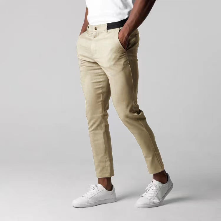 Modelo masculino usando calça casual de algodão com elastano, corte reto, cor bege. Estilo business casual