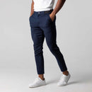 Modelo masculino usando calça casual de algodão com elastano, corte reto, cor bege. Estilo business casual